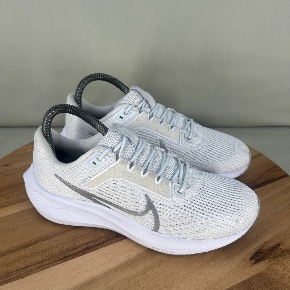 Nike Air Zoom Pegasus 40 White Metallic Silver Running Shoes DV3854-101 Womens 7